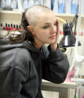 Britney Spears shaves her head