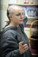 Britney Spears shaves her head