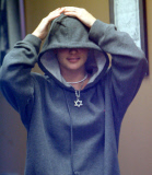 Britney Spears shaves her head