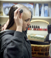 Britney Spears shaves her head