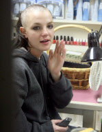 Britney Spears shaves her head