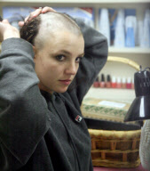 Britney Spears shaves her head