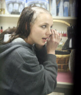 Britney Spears shaves her head