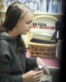 Britney Spears shaves her head