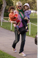 SEMI-EXCL.: Topmodel HEIDI KLUM taking her kids LENI and HENRY to a playground