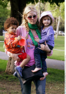 SEMI-EXCL.: Topmodel HEIDI KLUM taking her kids LENI and HENRY to a playground