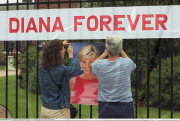 Dianas Tod vor 10 Jahren: Blumen und Karten vor dem Kensington Palast in London