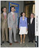 The Princes of Asturias giving the prize of 'Consumopolis'.