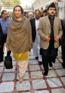 Pakistan Bhutto Visits Shrine of Golra Sharif