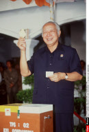 DJAKARTA,INDONESIE: ELECTIONS LEGISLATIVES: LE PRESIDENT TIEN SUHARTO VOTE