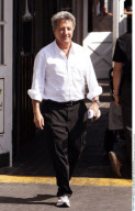 Actor DUSTIN HOFFMAN shopping at 'Country Mart' in Brentwood