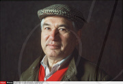 FRA/ TCHINGUIZ AITMATOV EN SEANCE DE POSE