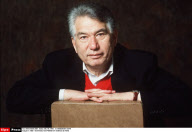 FRA/ TCHINGUIZ AITMATOV EN SEANCE DE POSE