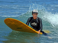 Helen Hunt wipes out surfing
