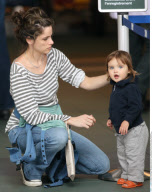 EXCL.: Actress AMANDA PEET and her family arriving at Vancouver airport