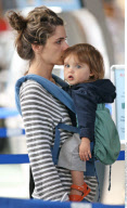 EXCL.: Actress AMANDA PEET and her family arriving at Vancouver airport