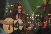 PARIS-CARLA BRUNI CHANTE ET JOUE DE LA GUITARE ( PHOTOS D ARCHIVE)