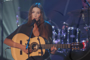 PARIS-CARLA BRUNI CHANTE ET JOUE DE LA GUITARE ( PHOTOS D ARCHIVE)