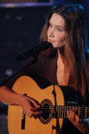 PARIS-CARLA BRUNI CHANTE ET JOUE DE LA GUITARE ( PHOTOS D ARCHIVE)