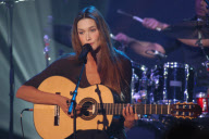 PARIS-CARLA BRUNI CHANTE ET JOUE DE LA GUITARE ( PHOTOS D ARCHIVE)