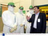 LABOUR PARTY CHAIRMAN AMIR PERETZ IN AT THE INTEL COMPUTER CHIP PLANT, KIRYAT GAT IN THE NORTHERN NEGEV, ISRAEL - 04 JAN 2006
