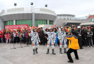 (6)CHINA-SHENZHOU-7-TAIKONAUTS-SETTING OUT (CN)
