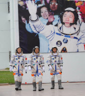 (5)CHINA-SHENZHOU-7-TAIKONAUTS-SETTING OUT (CN)