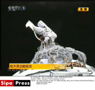 CHINA : Shenzhou-7-three taikonauts on board