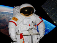 Shenzhou 7 successfully returns to earth