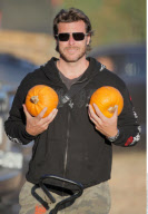 Actress TORI SPELLING and hubby DEAN MCDERMOTT at the pumpkin patch
