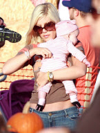Tori Spelling, Stella McDermott