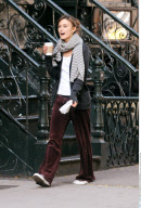 Actress KEIRA KNIGHTLEY grabs a coffee & pasty in her baggy sweats