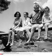 Charlie Chaplin en vacances avec sa femme et ses enfants