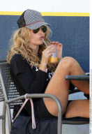 No US rights | Mexican songstress PAULINA RUBIO chows down on pizza