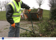 OFFENDERS DOING COMMUNITY SERVICE UNDER THE 'OPERATION PAYBACK' SCHEME, TOTTENHAM, LONDON, BRITAIN - 02 FEB 2006