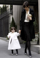 Suri Cruise gets her nails done_Part2