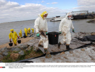 PAIMBOEUF: Oil spill near Total refinery