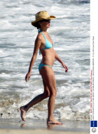LARA FLYNN BOYLE OUT AND ABOUT ON MALIBU BEACH, CALIFORNIA, AMERICA - 17 JUL 2004