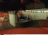 PARIS:ENTREE DU TUNNEL OU LA POLICE EXAMINE LA MERCEDES DE DIANA ET DODI