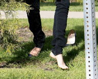 Nicole has her Louboutin high heels stuck in the mud!!!!