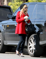 Nicole has her Louboutin high heels stuck in the mud!!!!