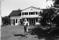 VON BUELOW, VICCO LORIOT, *11.12.1923, GERMAN, ACTOR, STAGE DIRECTOR, AUTHOR; WRITER;, CARTOONIST, VILLA; MANSION, MUENSING, LAKE; STARNBERG, 1969, GERMANY