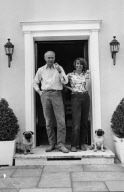 VON BUELOW, VICCO LORIOT, *11.12.1923, GERMAN, ACTOR, STAGE DIRECTOR, AUTHOR; WRITER;, CARTOONIST, WIFE, DOORWAY, MUENSING, LAKE; STARNBERG, 1969, GERMANY
