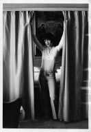 KUNSTMANN DORIS, *11.22.1944, GERMAN, ACTRESS, PR-DATE, STERN, DOMICILE, CURTAIN, TOTAL FIGURE, SEVENTIES; 70S, GERMANY