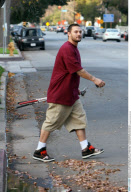 EXCL.: Chubby KEVIN FEDERLINE plays golf instead of caring for kids