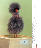 ITALIE/ MILAN : LES POUPEES BARBIES HABILLEES PAR DE GRANDS COUTURIERS VENDU