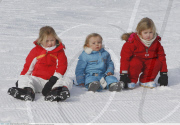 Dutch Prince WILLEM ALEXANDER & royal family take to the Austrian slopes