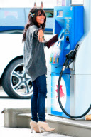 Vanessa Hudgens fill up her tank