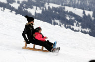 Claudia Schiffer, Matthew Vaughn et leurs enfants a Gstaad. Exclu. NC. NW