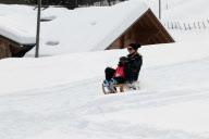 Claudia Schiffer, Matthew Vaughn et leurs enfants a Gstaad. Exclu. NC. NW